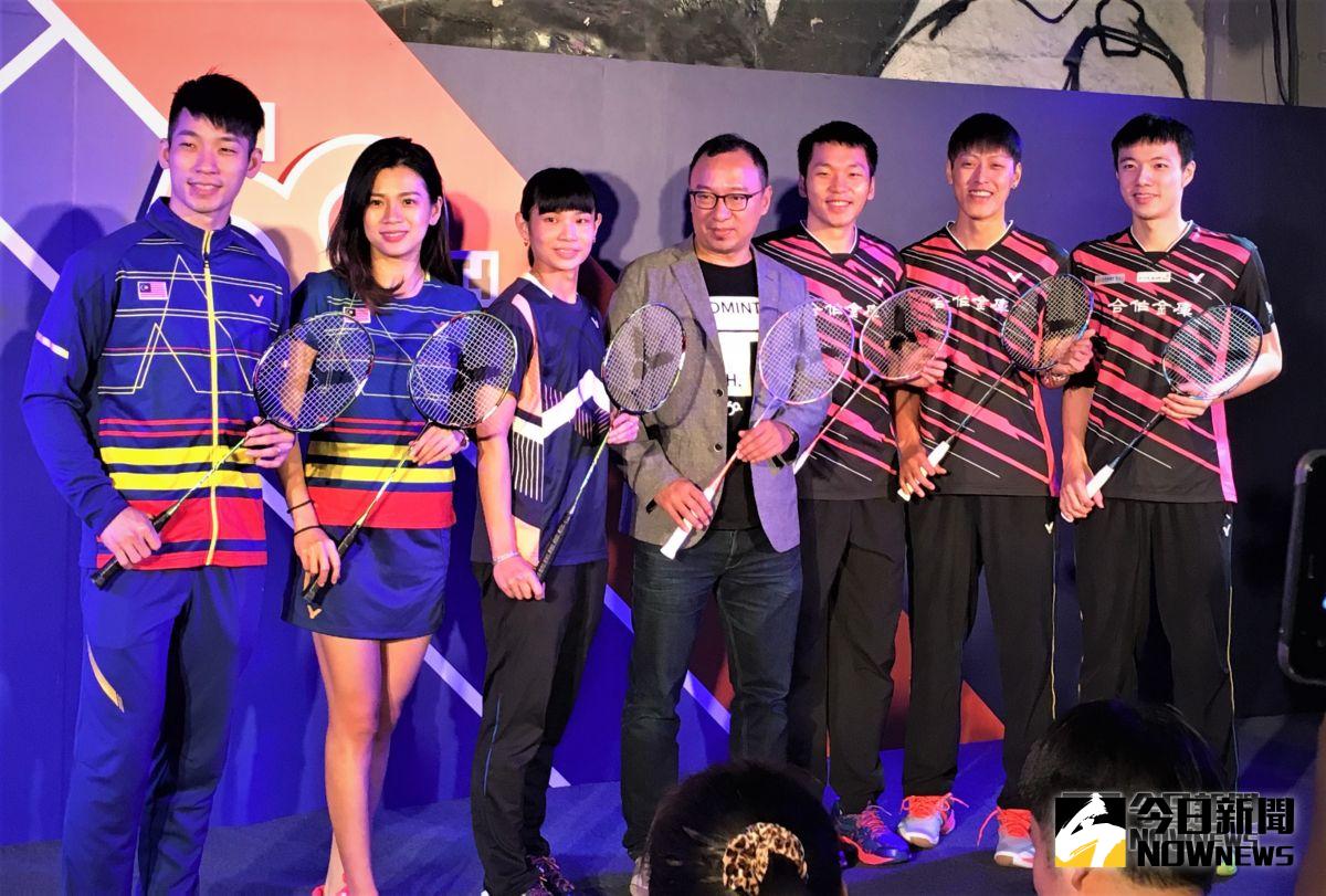 ▲VICTOR勝利羽球五十周年紀念特展，馬來西亞奧運混雙銀牌陳炳順/吳柳瑩(左起)、「世界球后」戴資穎、VICTOR總經理陳庶榮、「黃金男雙」李洋/李哲輝和台灣「羽球王子」王子維和都到場祝賀。（資料照／記者鍾東穎攝）