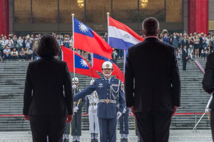 蔡英文總統8日以隆重軍禮歡迎來台的巴拉圭共和國總統阿布鐸伉儷。（ 圖 / 總統府提供 ）