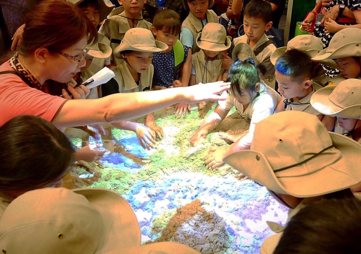 ▲十三行博物館指出，「重返史前生活」則推出多項的體驗，包含石器製作、鑽木取火、捲製玻璃珠、使用月桃葉、樹皮自然植物製作墊子及飾品等。（圖／十三行博物館提供）
