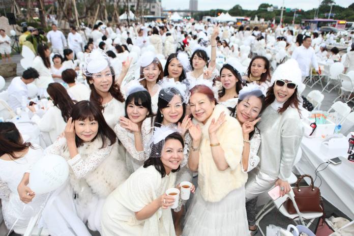 影／巨型「仙女棒」照亮夜空　台北首次舉辦國際白色野餐

