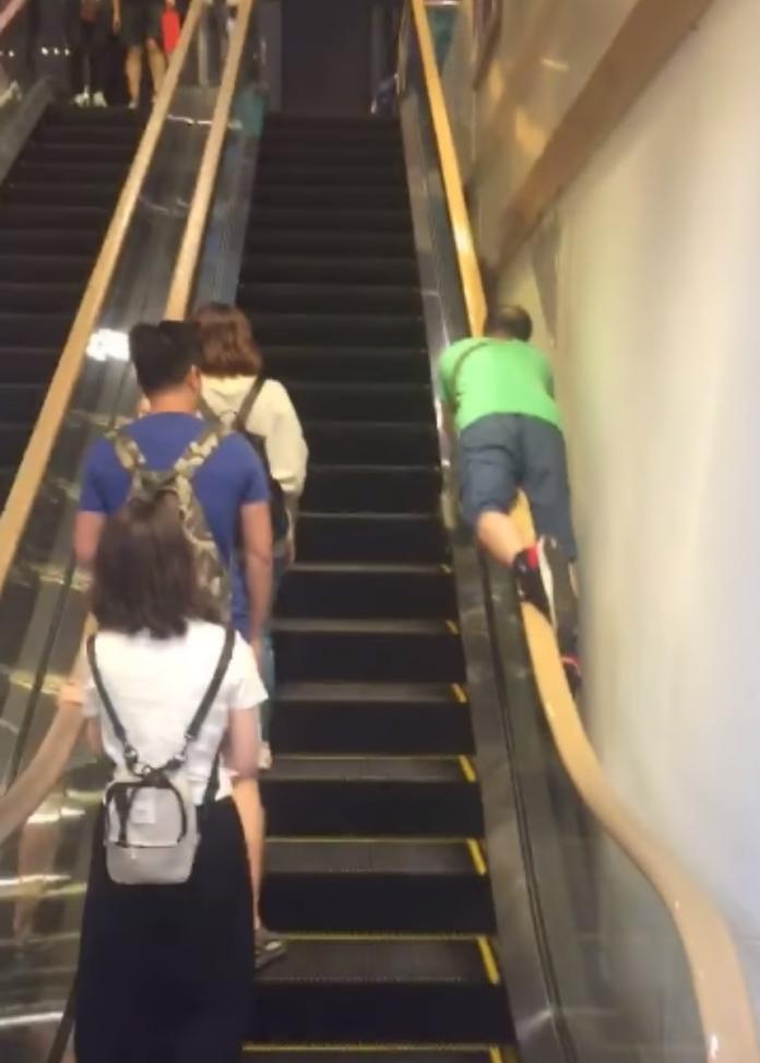  ▲綠衣男怪異行為，引起路人旁觀。（圖／翻攝爆料公社, 2018.10.08）
