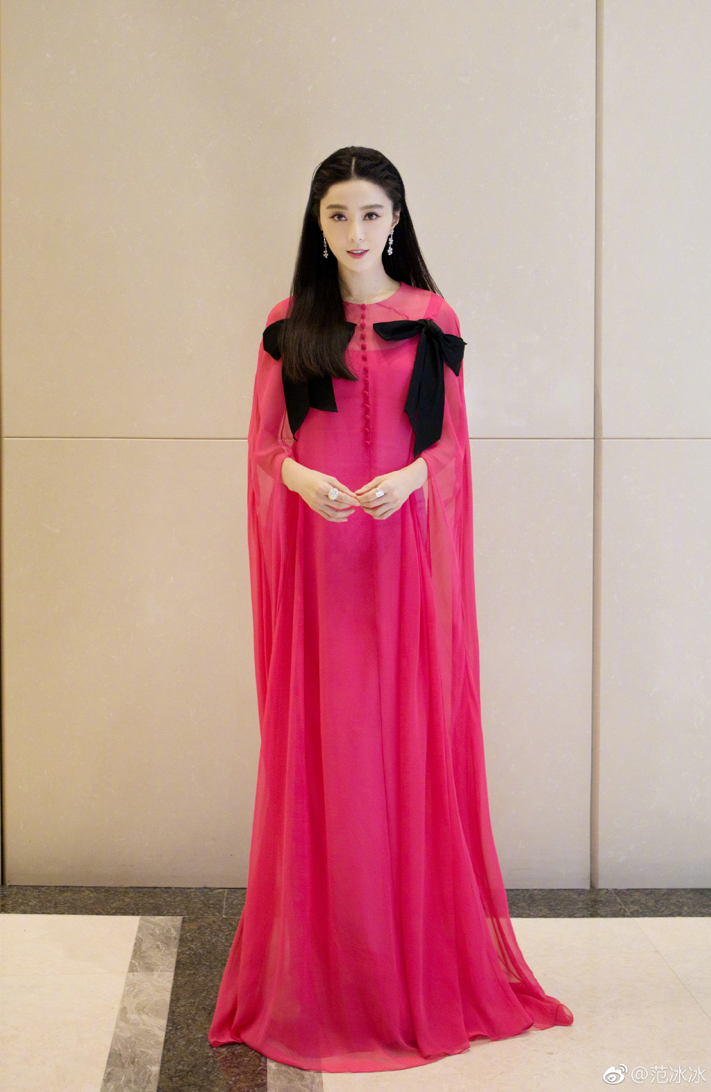  ▲范冰冰被拍到步出稅務局，一派輕鬆模樣。（圖／翻攝范冰冰微博, 2018.10.08）