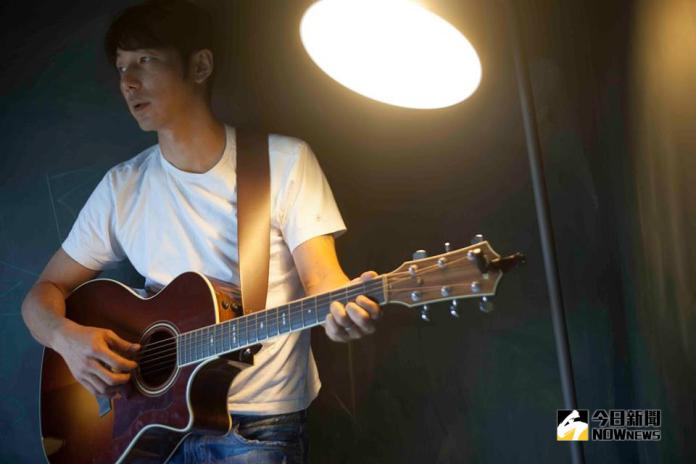 ▲李李仁相當喜歡彈吉他，這次也有機會與陶子一起登台演奏。（圖／記者林調遜攝，2018.10.08）