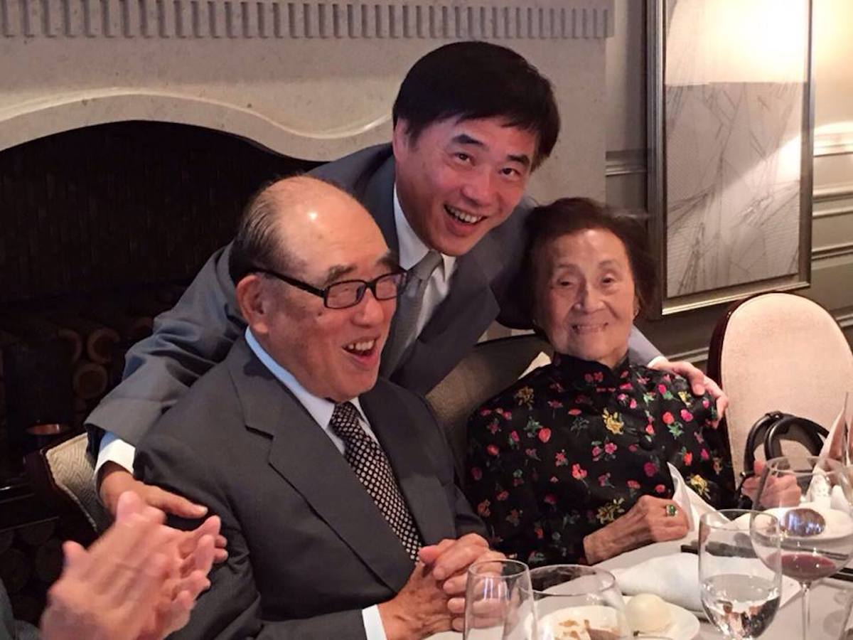 前行政院長郝柏村的夫人郭菀華於 9 月 11 日辭世，享壽 97 歲。昨（8）日舉行安葬出殯儀式，郝柏村的兒子郝龍斌也在臉書上 PO 文緬懷母親。（圖／翻攝自郝龍斌臉書）