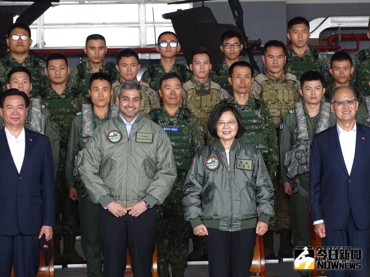 ▲2018年10月巴拉圭總統阿布鐸（左二）訪台，獲邀與總統蔡英文校閱陸軍601旅「地空聯合作戰」。（圖／記者呂炯昌攝, 2018.10.9）