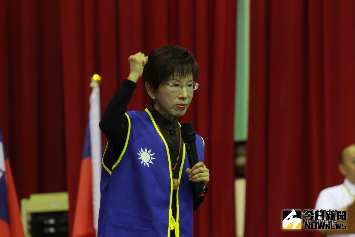 ▲國民黨前主席洪秀柱激動的說中華民國生日前夕，象徵青天白日滿地紅的國旗不見了，紅色雙十樣式也變了，更扯的是標語念起來就是台灣共和，痛斥蔡英文已經開始在準備成立「台灣國」。（圖／記者鄭志宏攝2018.10.09）