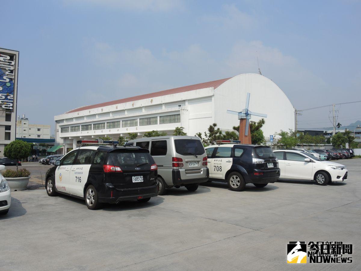 ▲一名女學生坐在5樓高教學大樓的女兒牆，突然躍身往下一躍，造成顱內出血、右腳骨折，警方到學校進行鑑識調查。（圖／記者陳雅芳攝，2018.10.09)