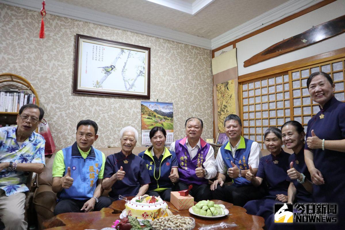 ▲員林市長張錦昆訪百歲人瑞黃蔡寬阿嬤並致贈重陽敬老賀禮，祝福她健康長壽、重陽佳節快樂。（圖／記者陳雅芳攝，2018.10.09)
