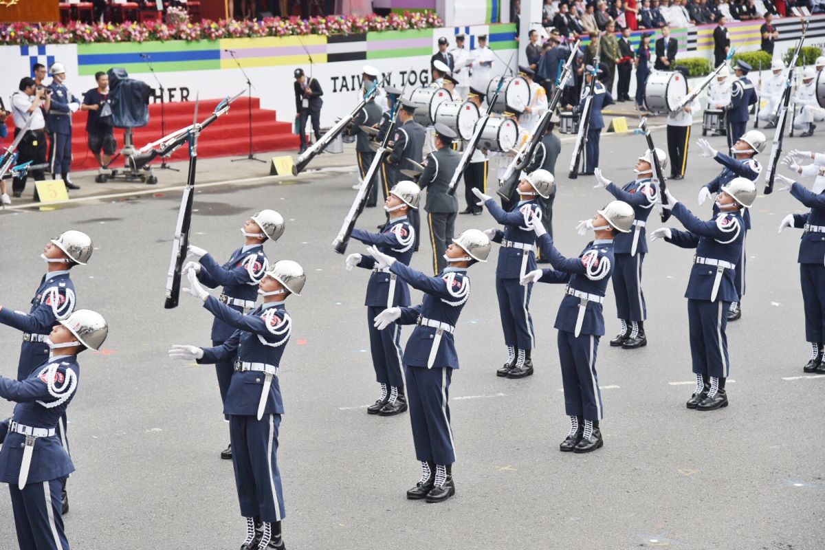 ▲總統府前10日舉辦雙十國慶慶典，國防部三軍儀隊花式操槍表演。（圖／記者陳明安攝, 2018.10.10）