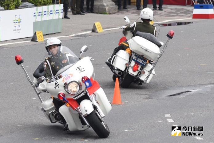 影／雙十國慶　國軍重機表演、軍機衝場炒熱氣氛
