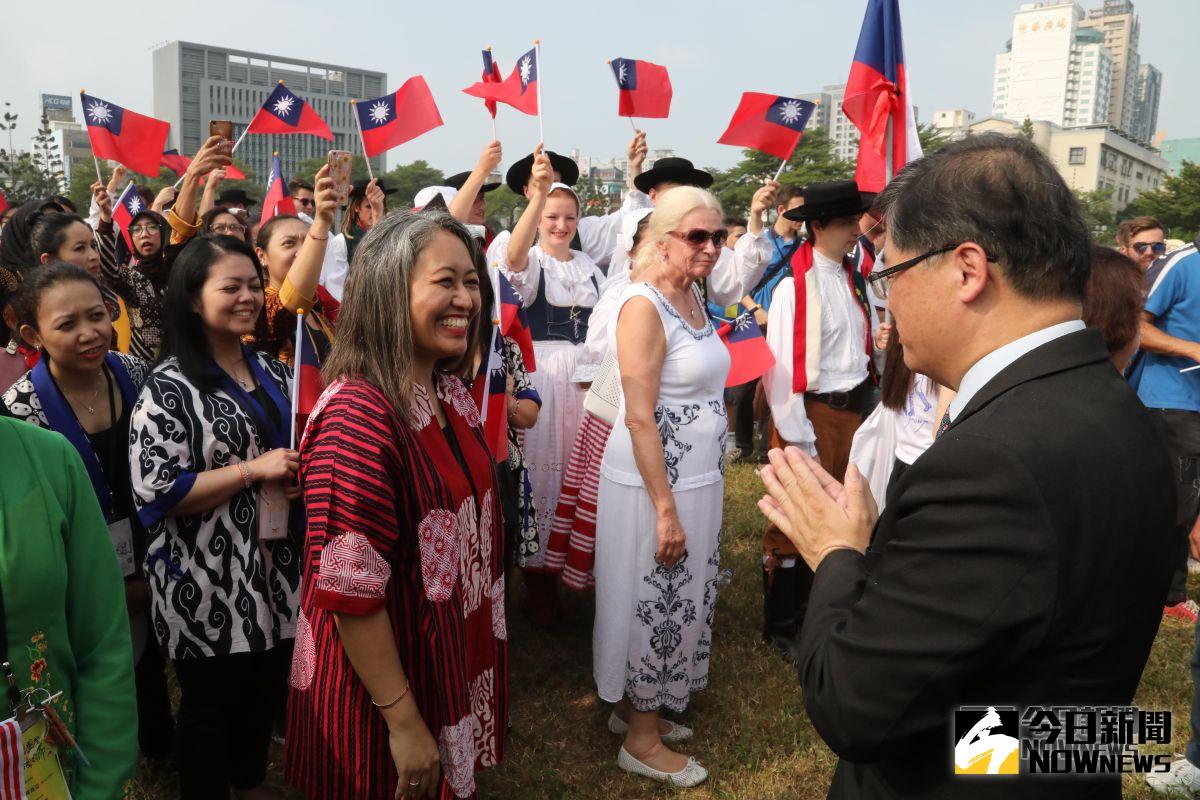 ▲來自各國、20多個藝術團隊參與台南市國慶升旗典禮。(圖/記者陳聖璋翻攝)