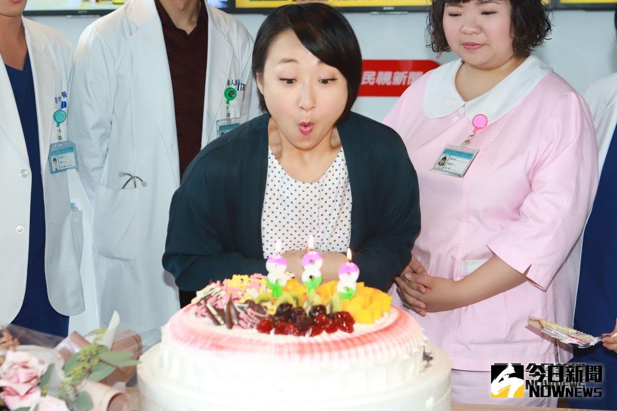 ▲廖怡裬順利拿下金鐘獎，《鬥格》劇組歡喜慶祝。（圖／民視提供，2018.10.10）