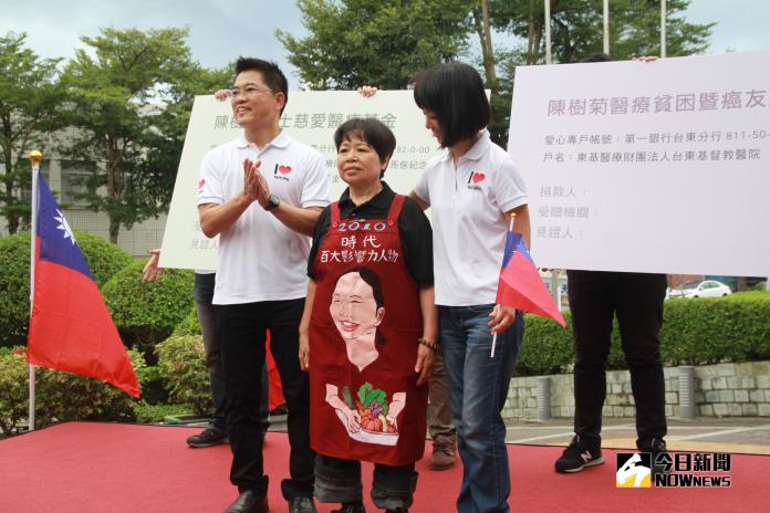 ▲在台東縣長黃健庭的見證下，陳樹菊簽下合作意向，將大愛展現給全台東。（圖／記者鄭志宏攝2018.10.01）