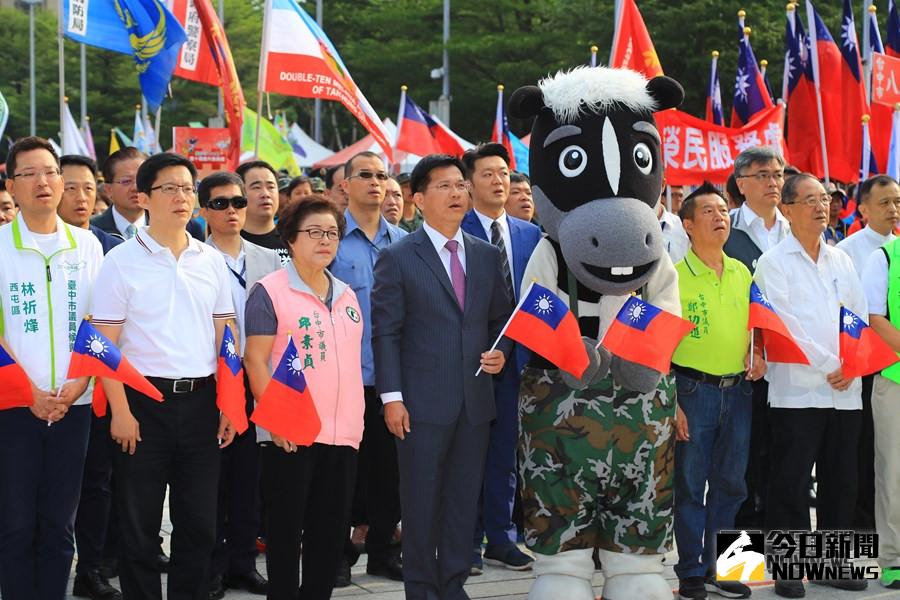 ▲台中市政府在市府廣場舉辦升旗典禮(圖／記者柳榮俊攝2018.10.10)