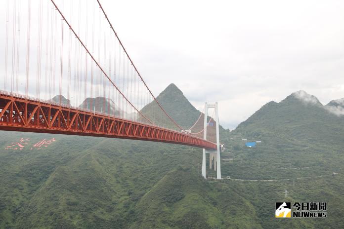 ▲「壩陵河大橋」，曾是亞洲第一高橋，位於貴州安順市的關嶺縣，是「中國大陸境內第一，世界第六」的最大跨徑鋼桁樑懸索橋，電影《致青春》曾在此取景。（圖 / 記者吳文勝攝）