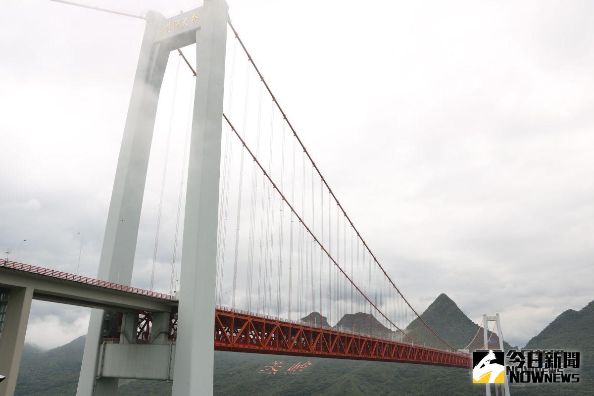 ▲「壩陵河大橋」，曾是亞洲第一高橋，位於貴州安順市的關嶺縣，是「中國大陸境內第一、世界第六」的最大跨徑鋼桁樑懸索橋，電影《致青春》曾在此取景。(圖 / 記者吳文勝攝)