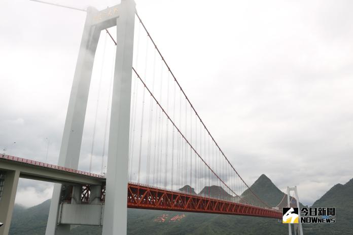 ▲「壩陵河大橋」，曾是亞洲第一高橋，位於貴州安順市的關嶺縣，是「中國大陸境內第一、世界第六」的最大跨徑鋼桁樑懸索橋，電影《致青春》曾在此取景。(圖 / 記者吳文勝攝)