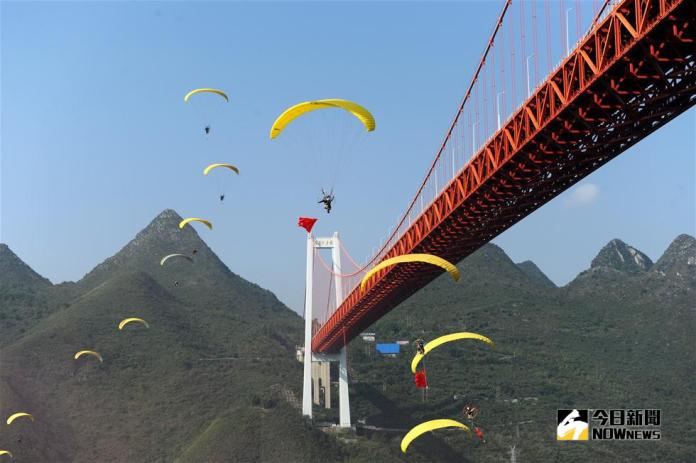 ▲每年九月份，世界各地的跳傘愛好者齊聚壩陵河大橋，體驗從橋上一躍而下的快感。（圖 / 貴州省台辦提供）