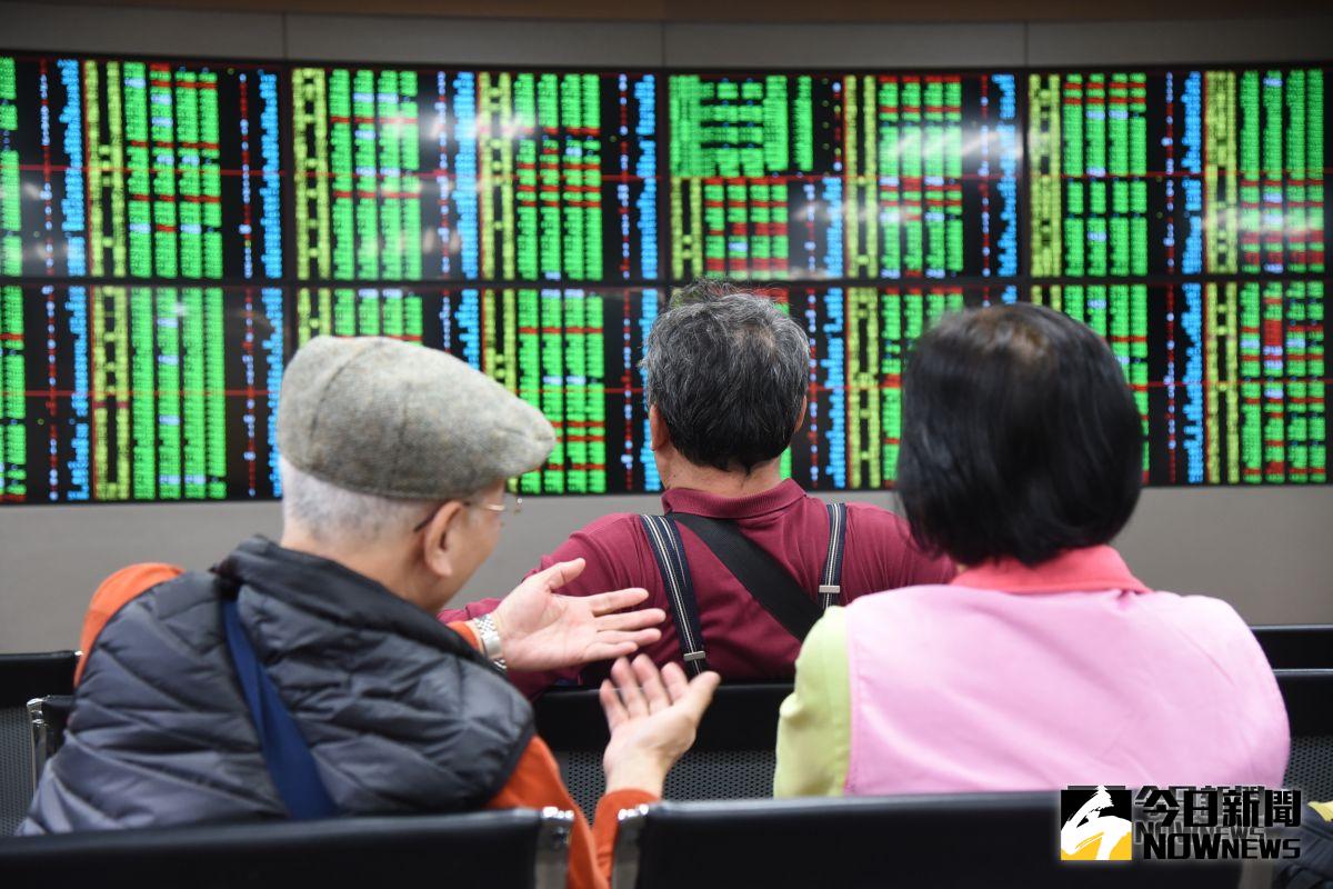 ▲美國股市受到10年期債券殖利率飆到3.23%，以及科技股領跌，10日崩跌800多點，台股10月11日綠光罩頂，一片慘綠也暴跌550多點，盤中最低來到9906點左右。（圖／NOWnews 資料照片）