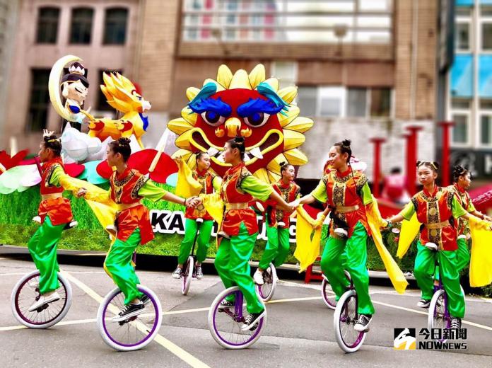 ▲精挑細選的12位小學生以花式的獨輪車技穿梭在花車旁。(圖/高市觀光局提供,2018.10.11)