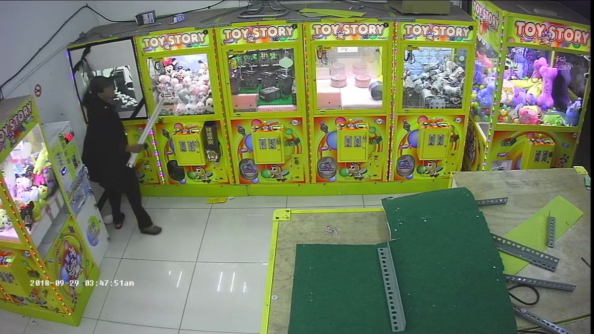 ▲王嫌得手後離去。（圖／長榮派出所提供）