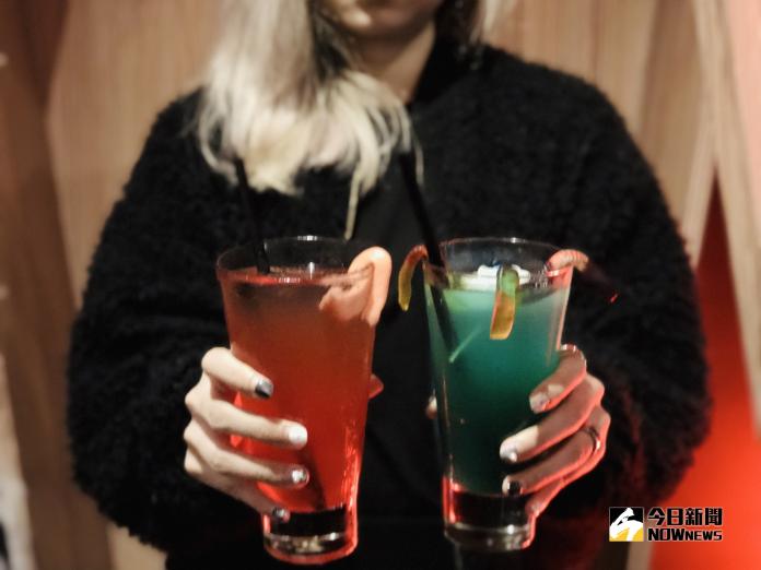 ▲血腥感十足的萬聖系列調酒飲品,打造詭譎的恐怖氛圍。(圖/記者陳致宇攝,