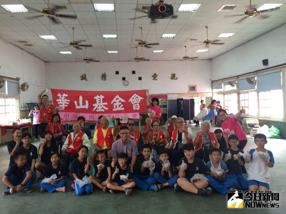 ▲華山基金會溪州天使站在南州國小活動中心舉辦建站八周年感恩茶會，由南州國小學生奉茶給長輩，也一起動手製作創意飯糰，長輩們感受到幸福的氛圍。（圖／記者陳雅芳攝，2018.10.11)