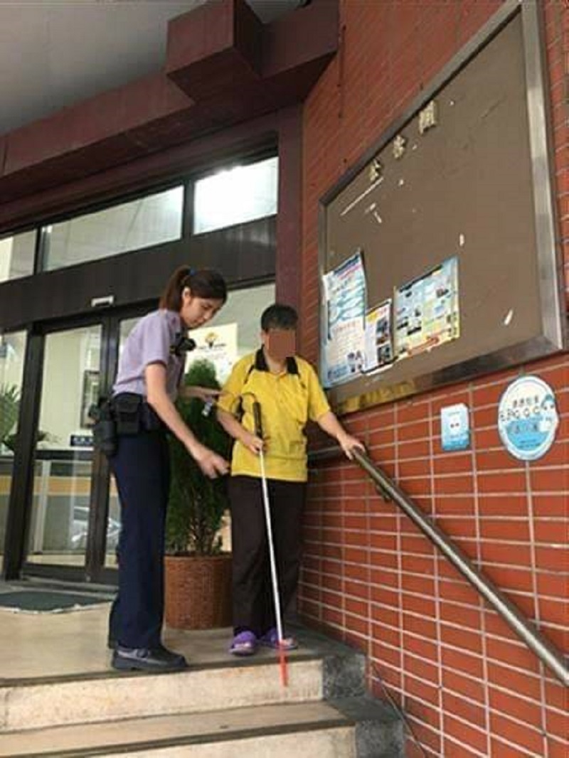 ▲第六分局西派出所員警協助迷途的王姓視障女申請返鄉車票回彰化（圖／記者鄧力軍翻攝, 2018.10.12）