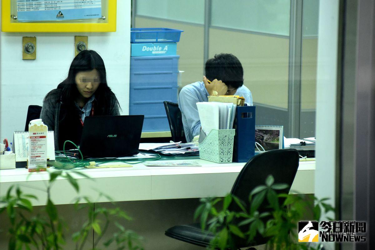 ▲2020年國際疫情嚴竣，台灣因為防疫有成，讓不少原在海外工作的台灣人，選擇放棄國外職缺回台就業，卻凸顯了台灣長期的低薪問題。（圖／NOWnews資料照） 