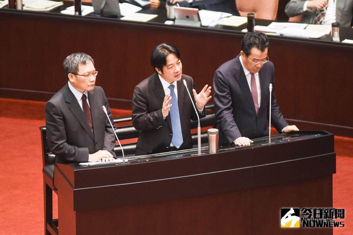 財政部長蘇建榮、行政院長賴清德、金管會主委顧立雄。（圖／記者陳明安攝，2018.10.12）