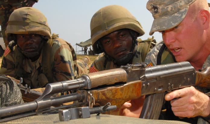 ▲美軍教導賴比瑞亞部隊操作AK-47步槍。（圖／美國陸軍）