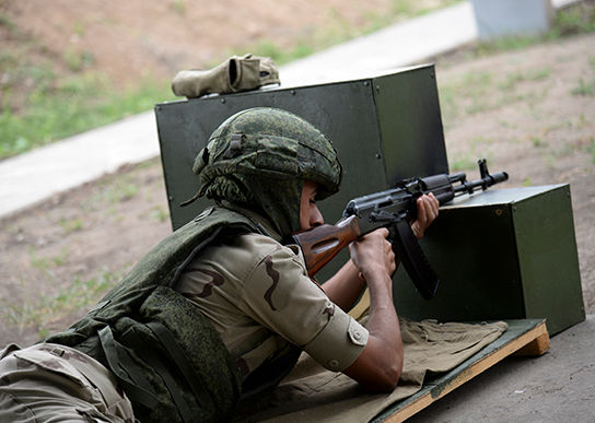 ▲俄羅斯聯邦士兵實施AK-47步槍射擊訓練。（圖／俄羅斯國防部）