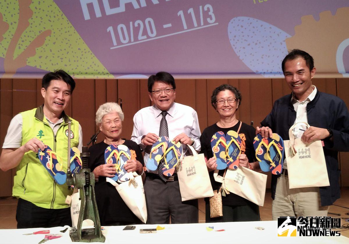 ▲恆春國際民謠節今年以「把阿嬤變明星」為概念設計文創紀念品。(圖／記者陳宗傑攝,2018,10,12）