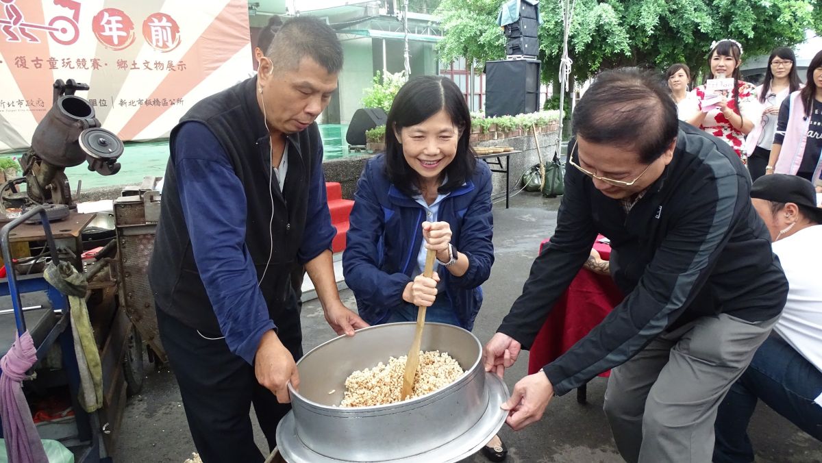▲新北市副市長呂衛青體驗古早味美食「爆米香」製作。（圖／板橋區公所提供）
