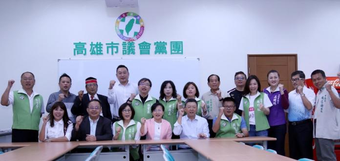 ▲民進黨高雄市長候選人陳其邁陣營「總幹事群」召集人劉世芳，12日下午與總指揮余政憲、總協調陳啟昱，連袂拜會議長康裕成與市議會黨團。（圖／記者蔡佳宏翻攝,2018.10.12）