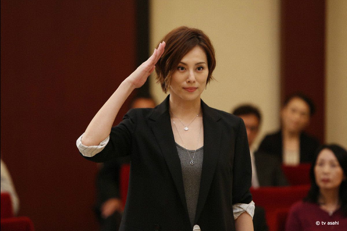 ▲米倉涼子在首集替被誣告性騷擾的客戶洗刷冤屈。（圖／KKTV, 2018.10.13）