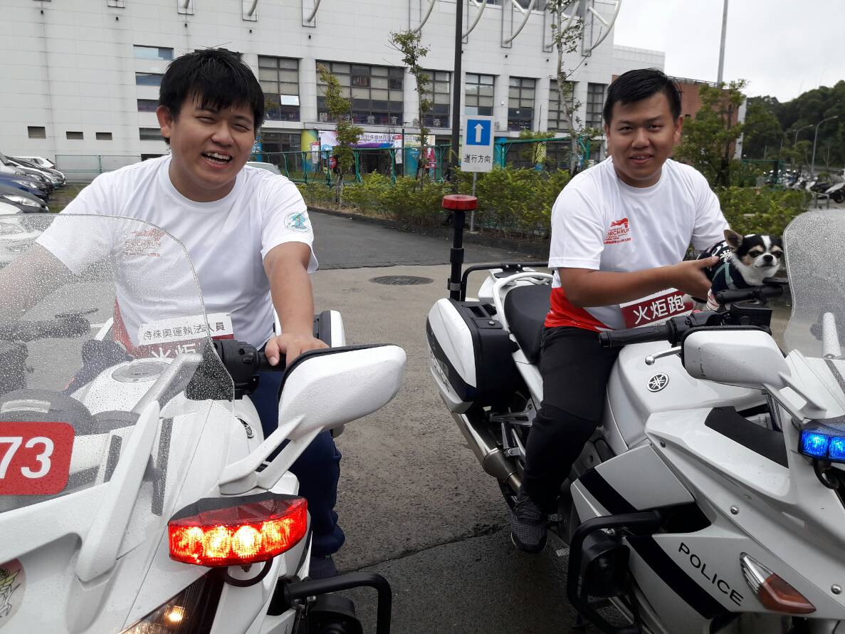 ▲「2018國際特奧東亞區融合田徑競賽」活動，桃園市警局也派出10多名同仁參與「火炬跑」，其中來自桃園分局青溪所的林志遠及中壢分局中壢所的林志達是雙胞胎兄弟檔，成為今天的亮點。（圖／桃園市警局提供, 2018.10.13）