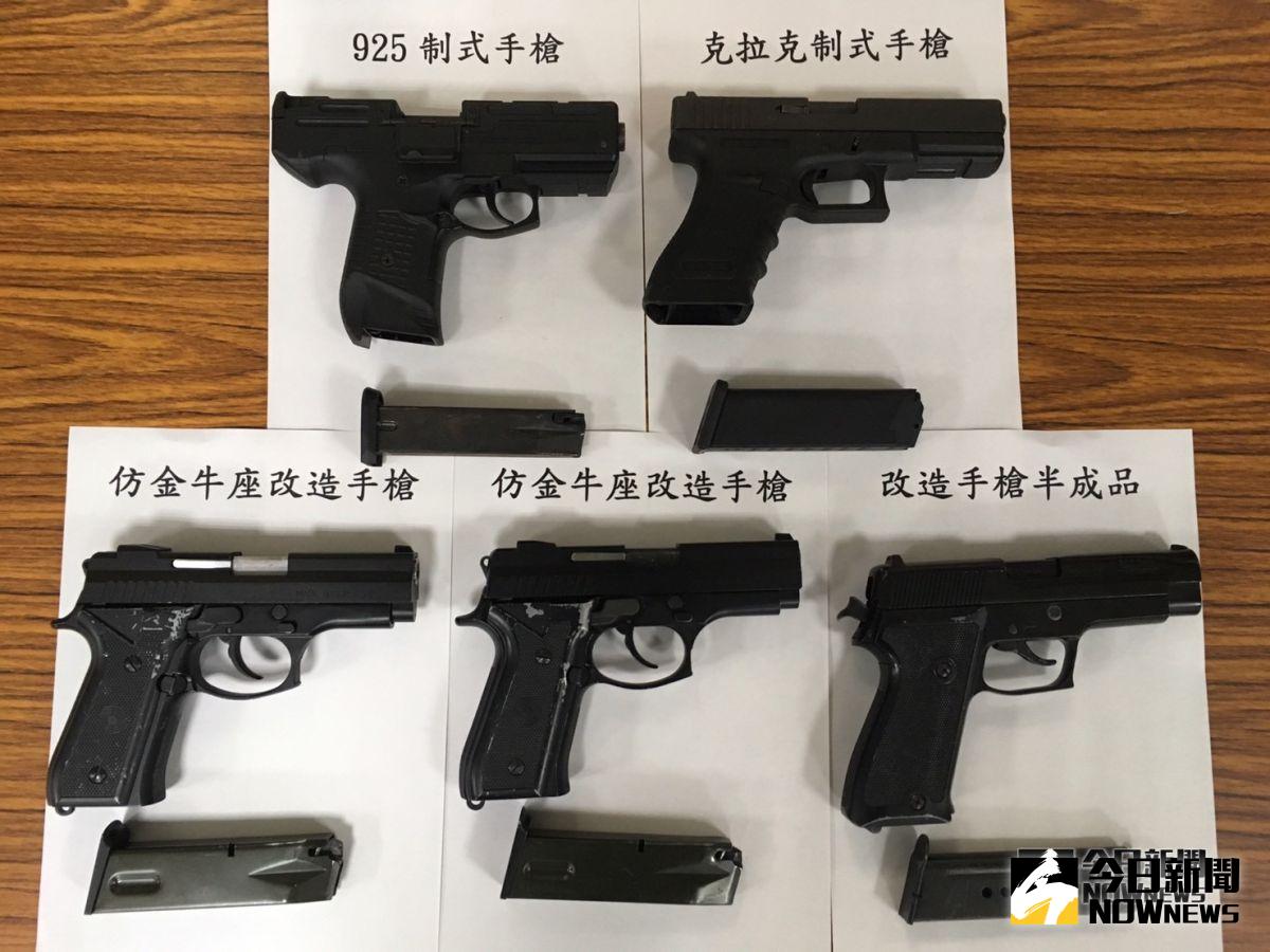 ▲天道盟太陽會成員與風飛沙幫派分子開槍互嗆，警方大舉掃蕩查獲5把槍。（圖／新湖分局提供）