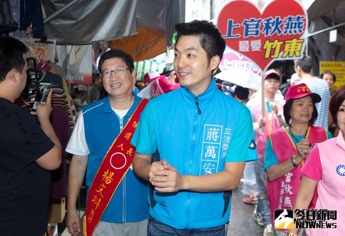 ▲立委蔣萬安（右）帥氣現身竹東中央市場，為新竹縣長候選人楊文科（左）打氣、拉票。（圖／記者誾宣震攝，2018.10.13）