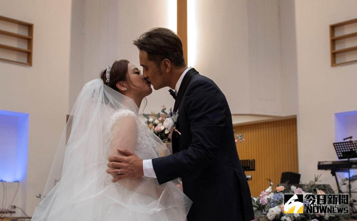 ▲馬志翔（右）與新娘子盧悅婷，在婚禮上深情一吻。（圖／喜喜鵲影像工作室，2018.10.13）