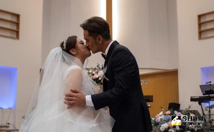 ▲馬志翔（右）與新娘子盧悅婷，在婚禮上深情一吻。（圖／喜喜鵲影像工作室，2018.10.13）