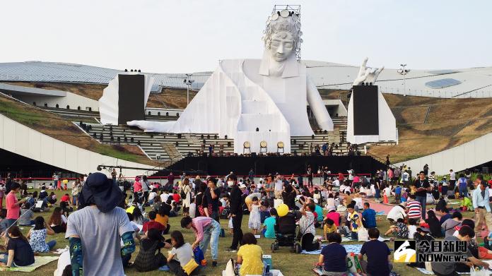 ▲衛武營國家藝術文化中心今（13）日正式開幕，場內及戶外廣場擁進上萬民眾，搶先感受這台灣及世界之最的藝文體驗。（圖／記者陳美嘉攝 , 2018.10.13）