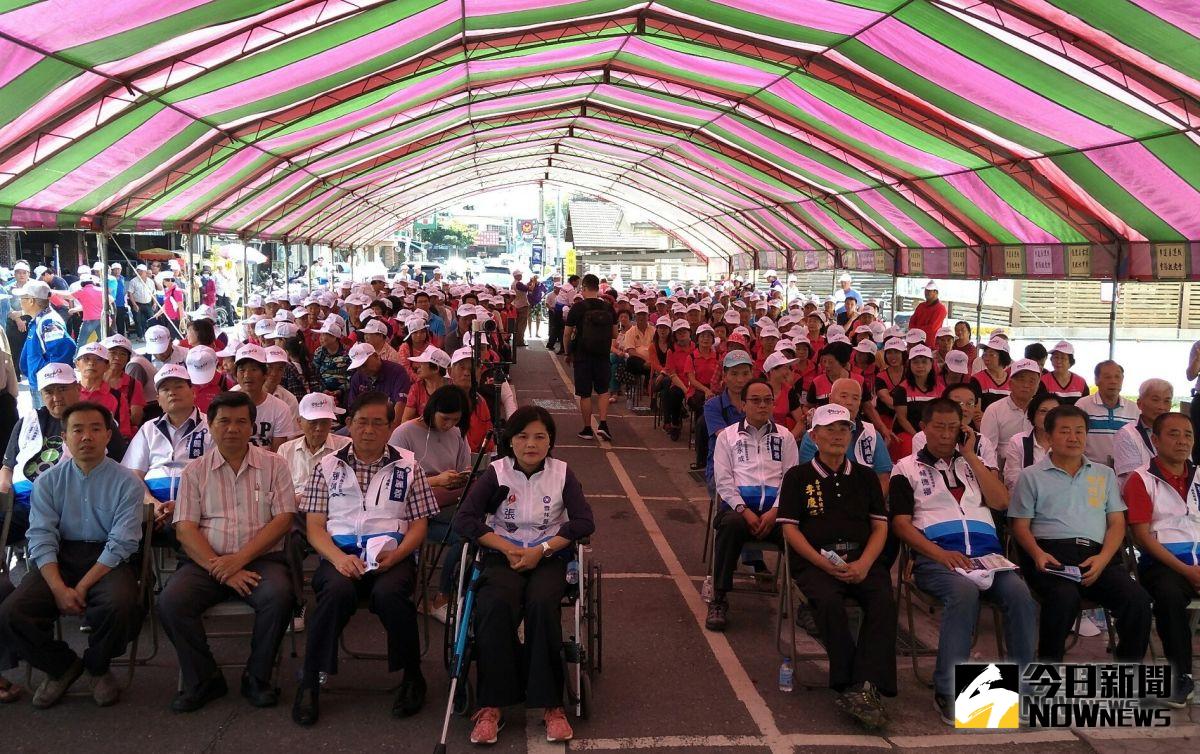 ▲因腿傷住院的張麗善出院之後坐在輪椅上首次出席後援會的成立大會。（圖／記者蘇榮泉攝，2018.10.13）