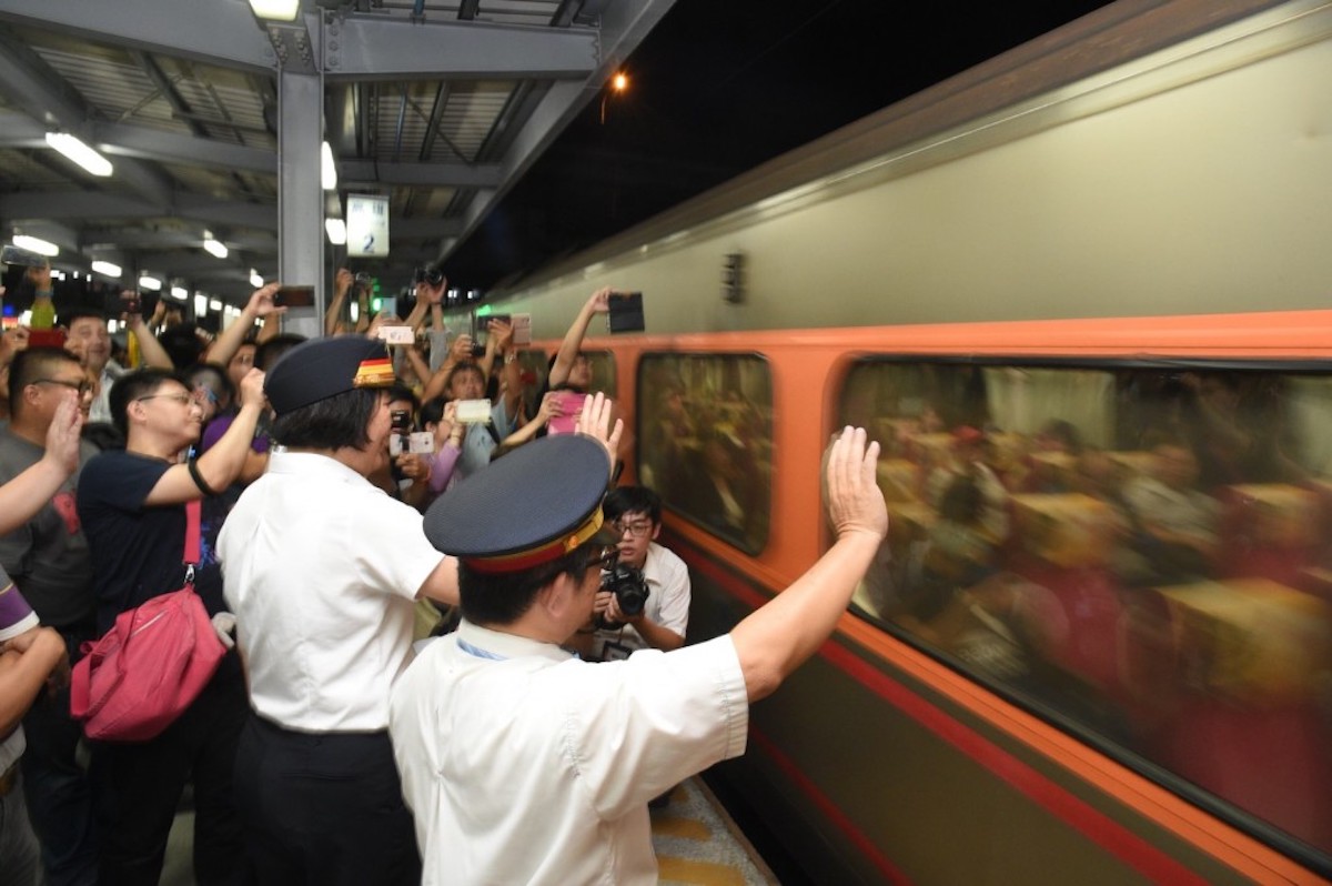 ▲高雄車站臨時站歷任站長 13 日晚上到月台揮別末班車並向乘客說再見。中央社記者王淑芬攝 107 年 10 月 13 日