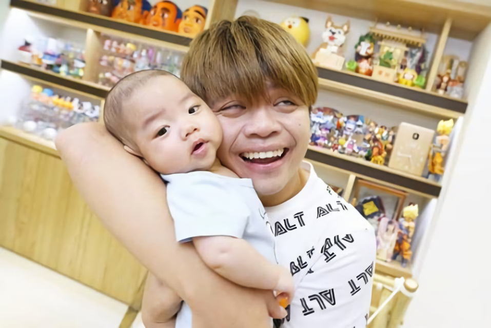 ▲自從兒子誕生後，蔡阿嘎就時常在社群媒體分享與兒子的生活點滴。（圖／翻攝自蔡阿嘎IG）