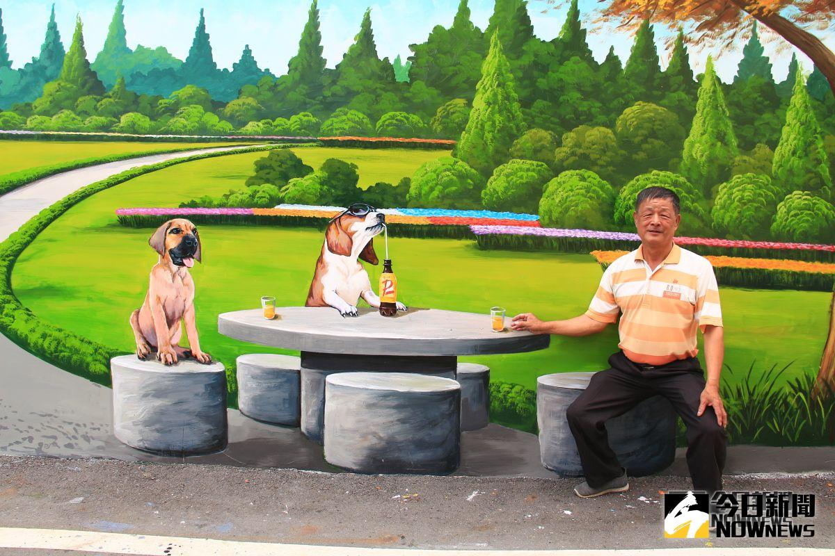 ▲社頭鄉協和村的互動彩繪牆，拉著狗繩就像極了在蹓狗，還可以和貓咪一起坐著盪鞦韆，其中有幾款彩繪很能融入情境中，採立體創作風格彩繪，相當吸睛。（圖／記者陳雅芳攝，2018.10.14)