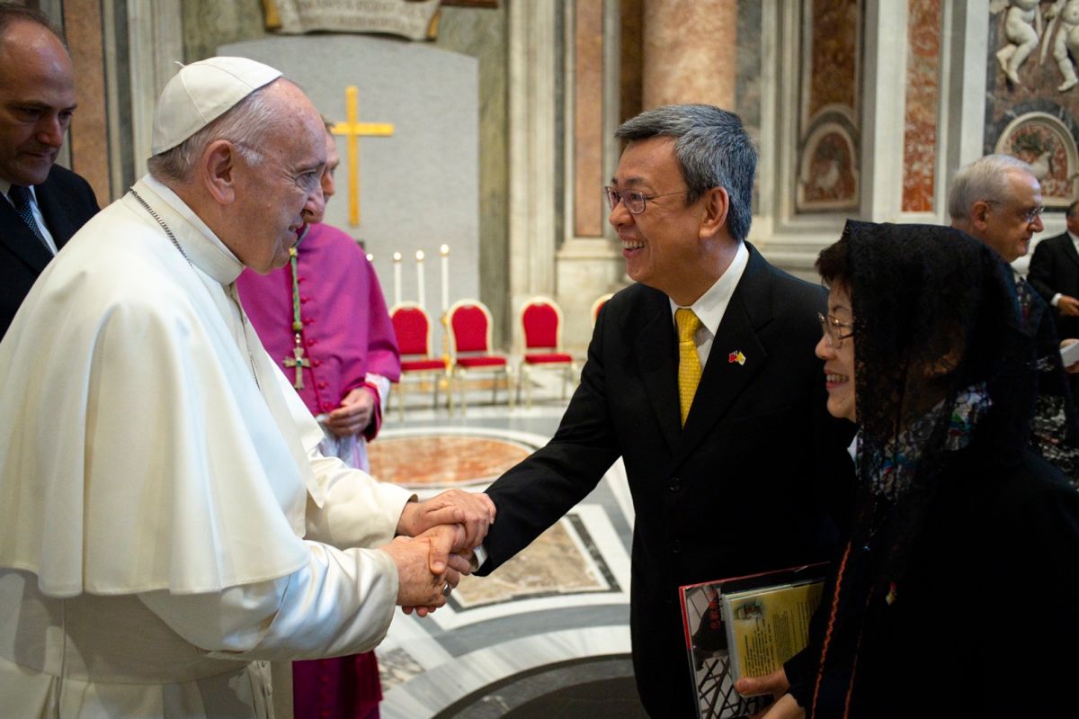 副總統陳建仁伉儷14日向教宗方濟各（Pope Francis）致意，教宗主動向陳建仁表達，請他代向蔡英文總統問好，並表示他會為台灣祈禱。（圖 / 總統府提供）