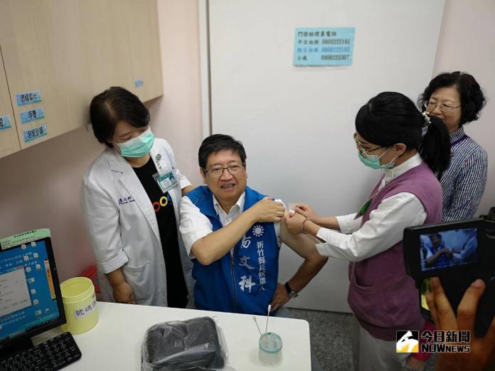 候選人也打流感疫苗　楊文科偕夫人、孫子女注射