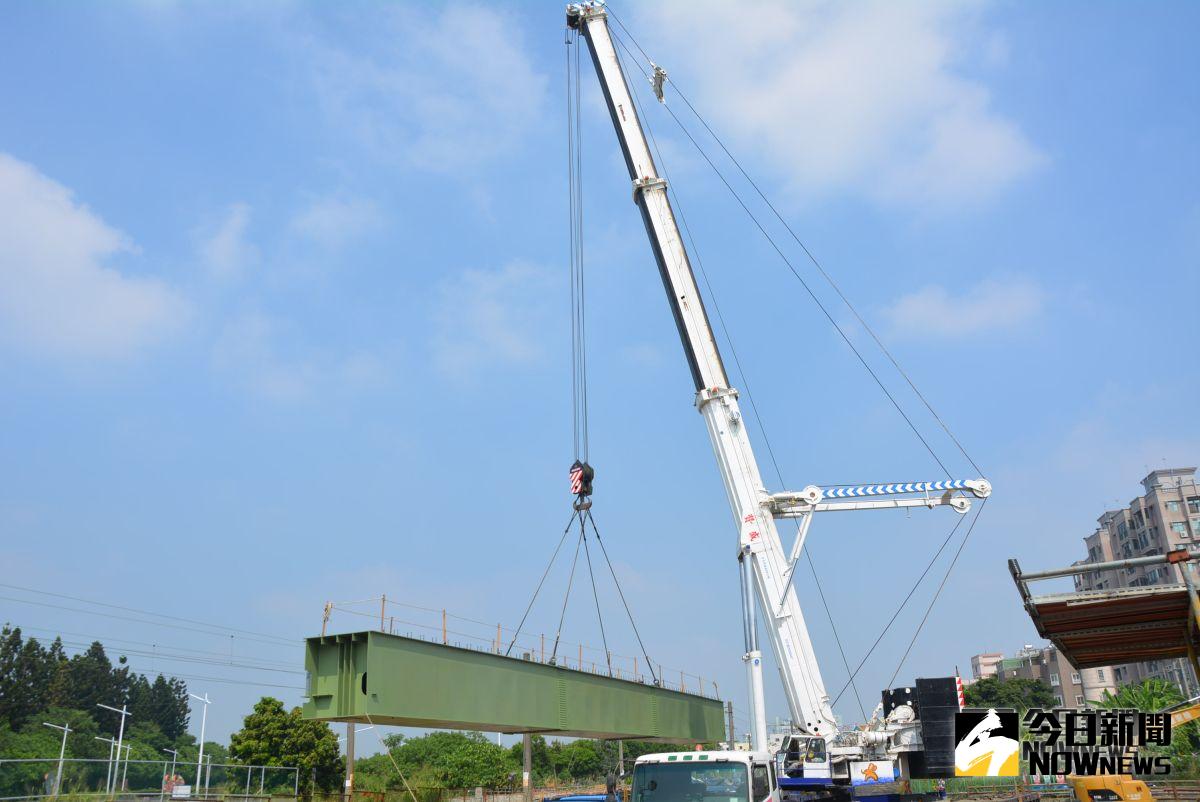 ▲吊車吊起跨越北排水的臨時軌鋼橋。（圖／記者郭政隆攝影2018.10.15）