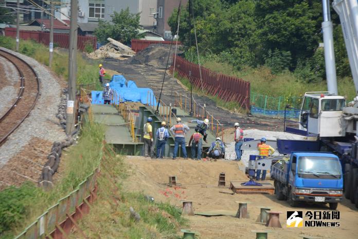 嘉市鐵路高架化計畫　完成臨時軌鋼橋吊裝